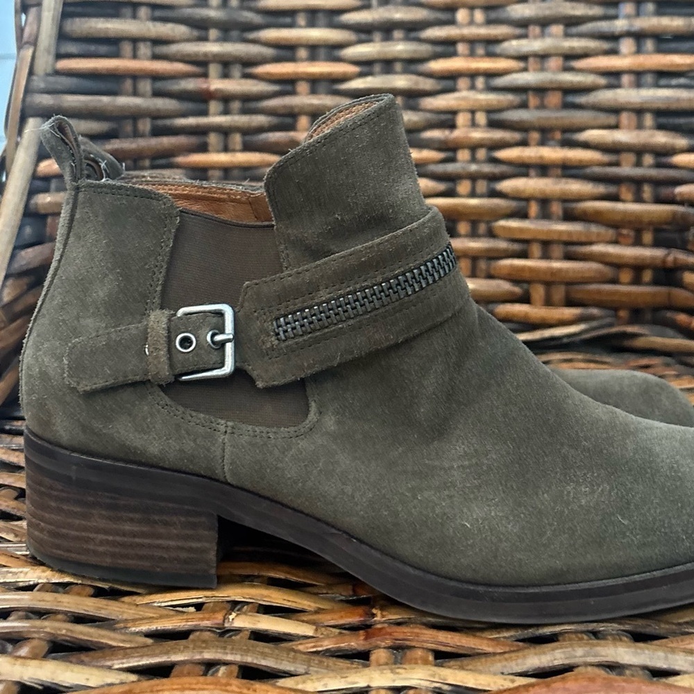 Gentle Souls Kenneth Cole Penny
Ankle Booties Womens Size 9
Olive Leather Zip - Picture 6 of 16